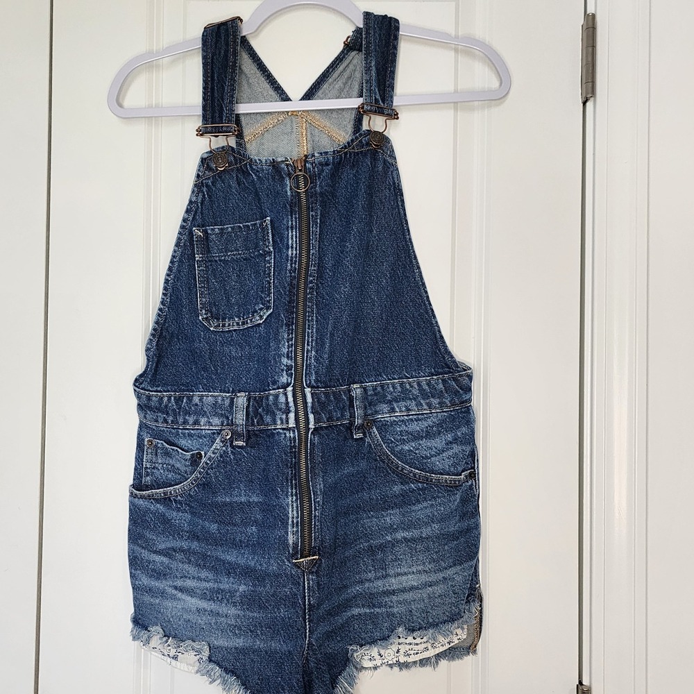 We The Free Medium Blue Denim Zip-Front Short Overalls
